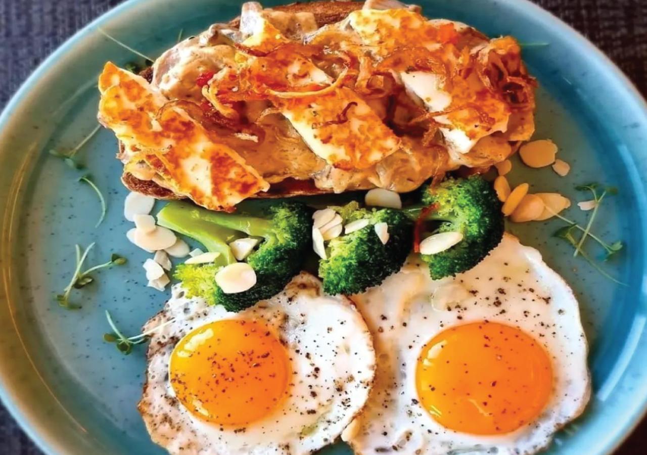 Fraser Suites Diplomatic Area Bahrain Manama Exterior photo Scrambled eggs with broccoli and toast