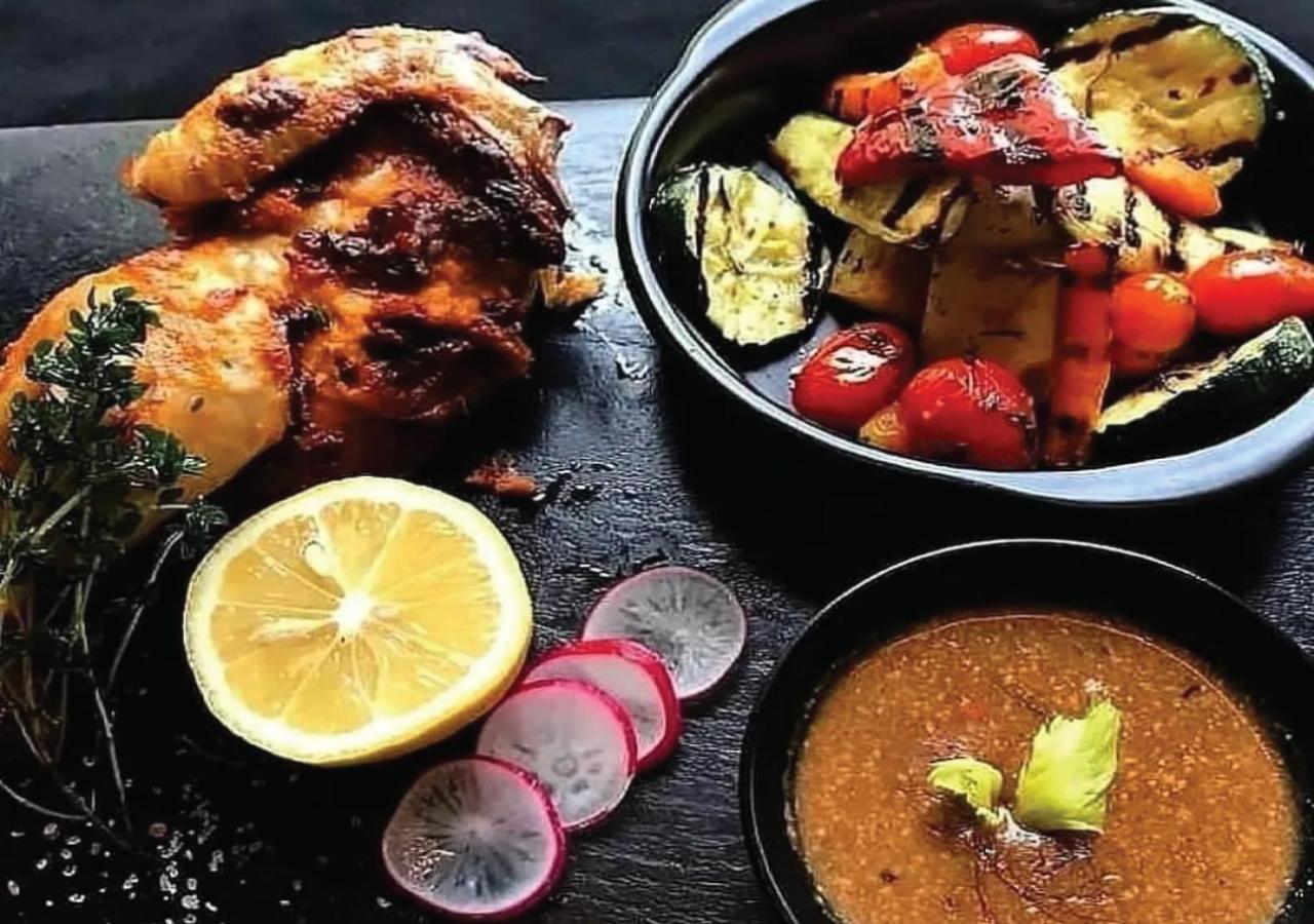 Fraser Suites Diplomatic Area Bahrain Manama Exterior photo A whole chicken prepared with a variety of vegetables