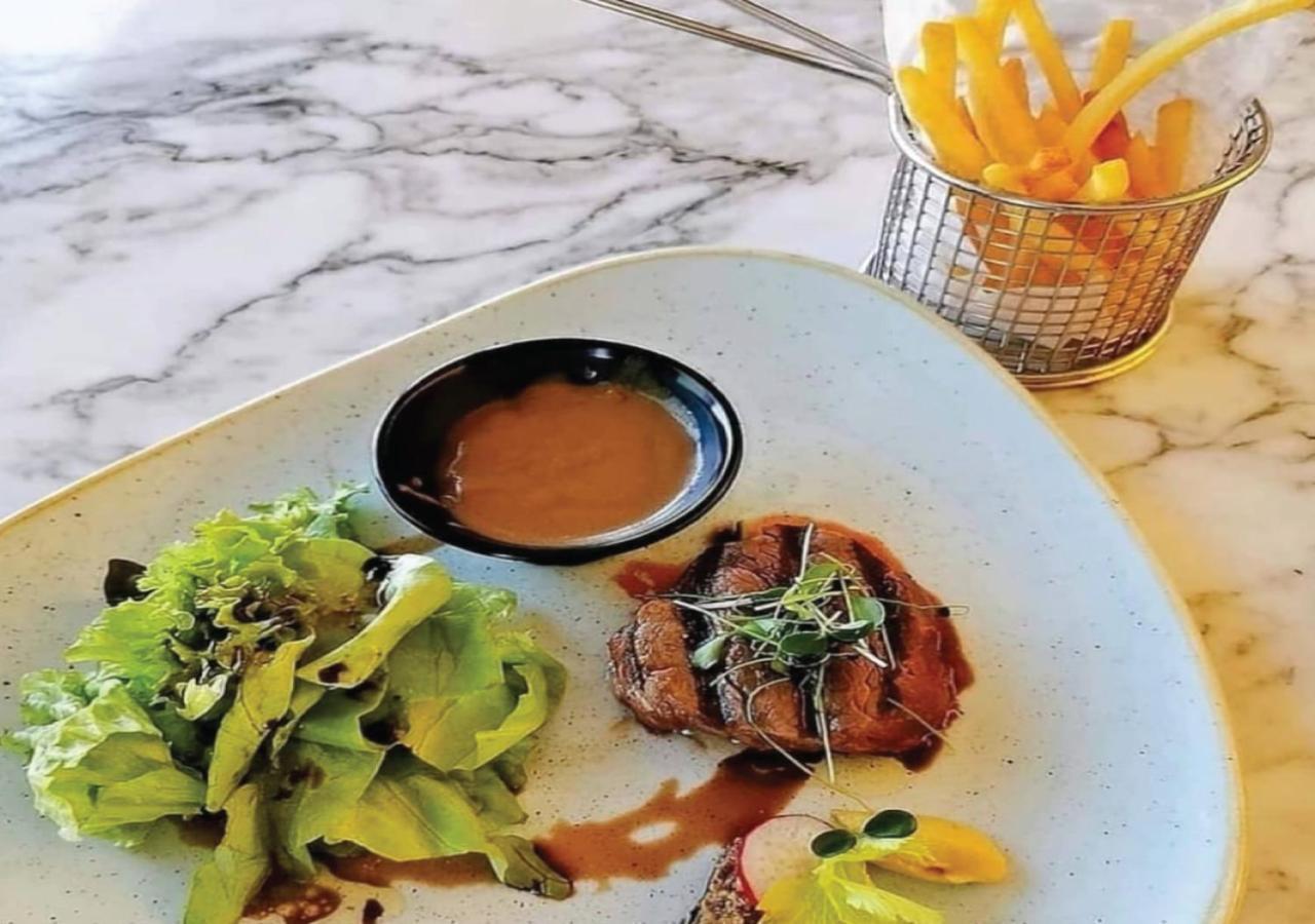 Fraser Suites Diplomatic Area Bahrain Manama Exterior photo A steak and chips meal
