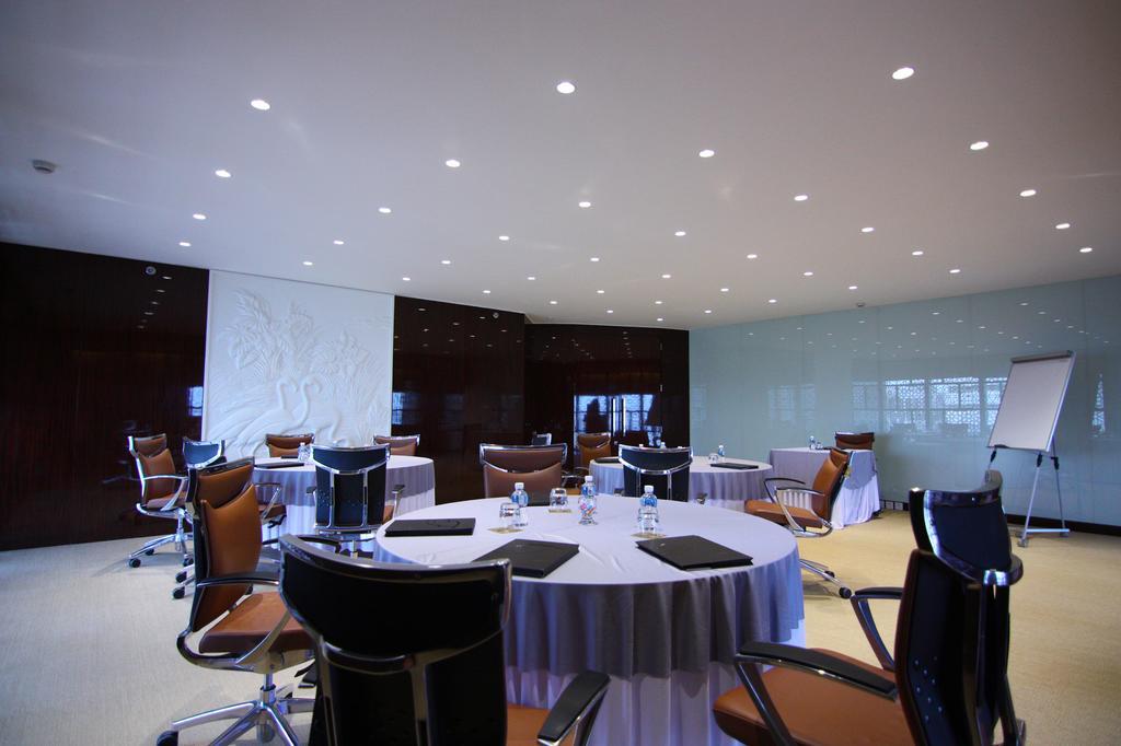 Fraser Suites Diplomatic Area Bahrain Manama Exterior photo Meeting room