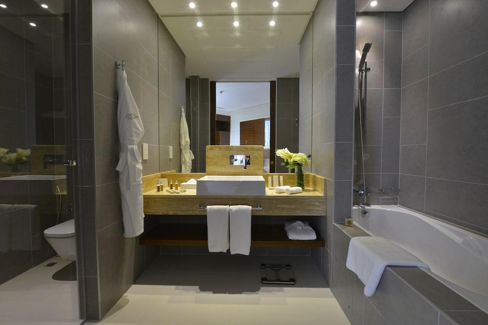 Fraser Suites Diplomatic Area Bahrain Manama Exterior photo Bathroom