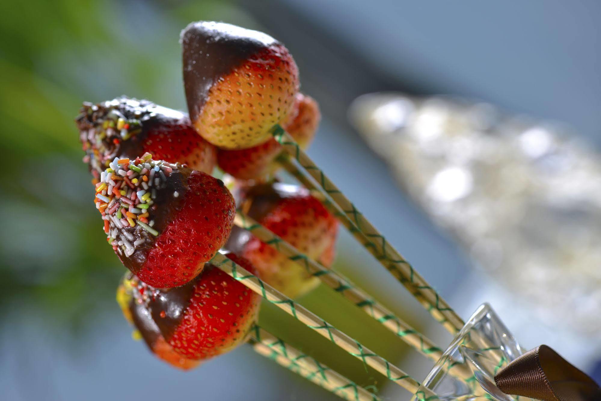 Fraser Suites Diplomatic Area Bahrain Manama Exterior photo Chocolate-covered strawberries