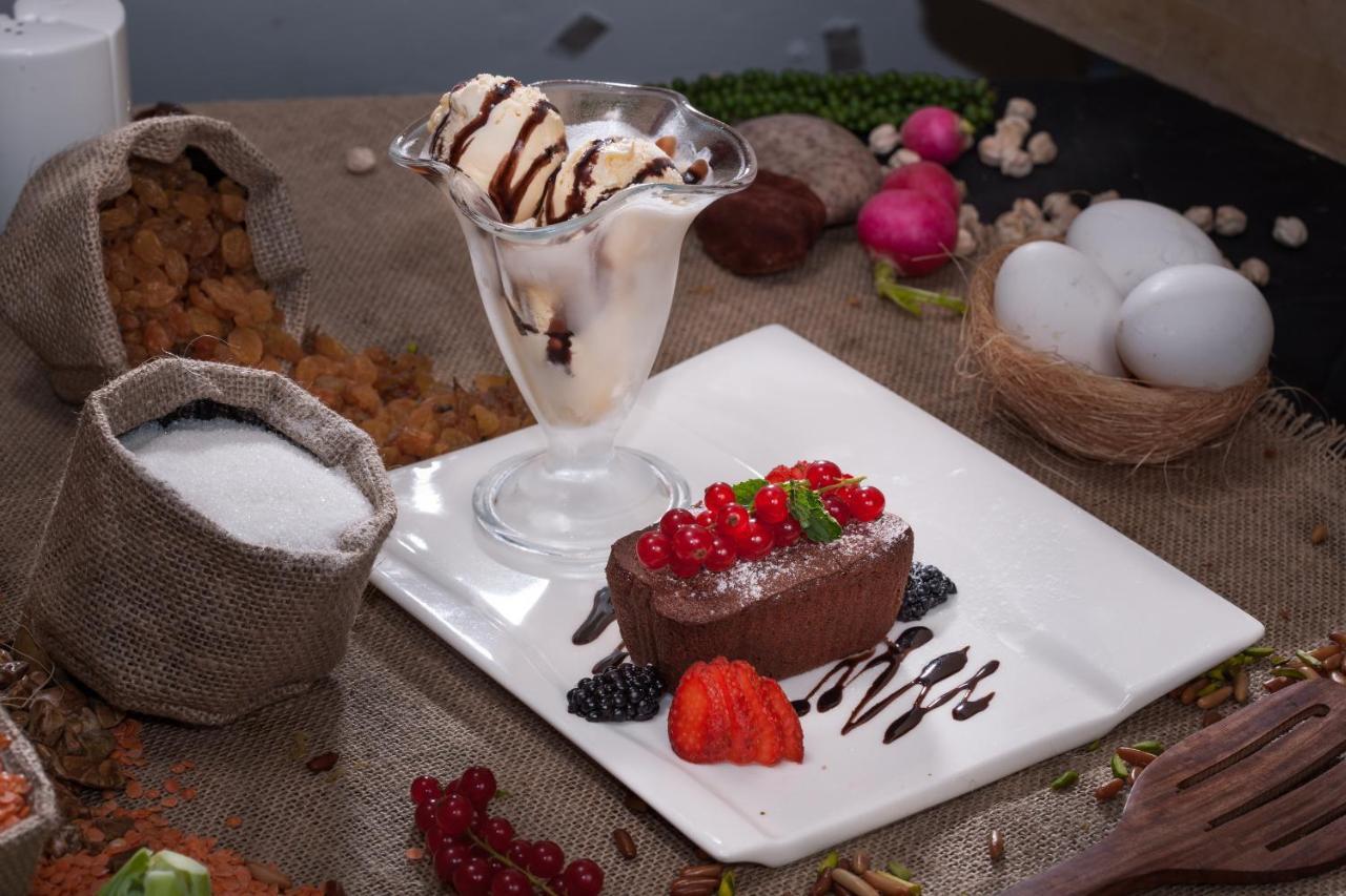 Fraser Suites Diplomatic Area Bahrain Manama Exterior photo A chocolate dessert